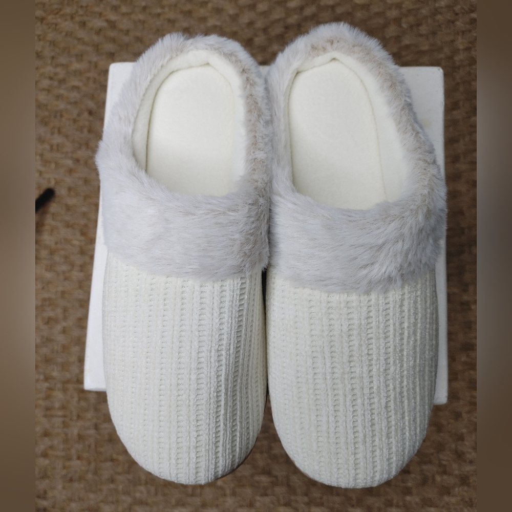 Isotoner Charlotte Shine Chenille Hoodback Slippers. Off- White 8.5 - 9